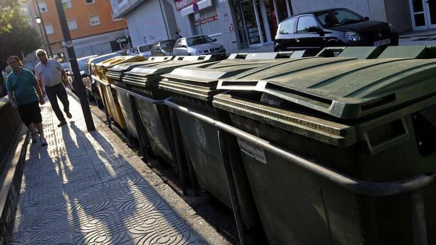 Las islas de contenedores del casco urbano se reducirán al triplicar los nuevos colectores la capacidad de los actuales puntos de depósito de residuos orgánicos. // Bernabé/Javier Lalín