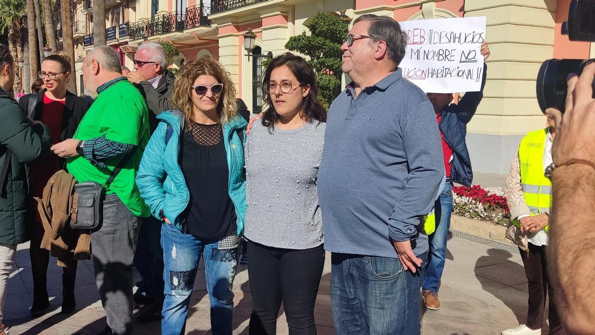 La portavoz de las familias afectadas de Aljucer, Laura Artero, junto con el cura Joaquín Sánchez, ayer en la Glorieta.