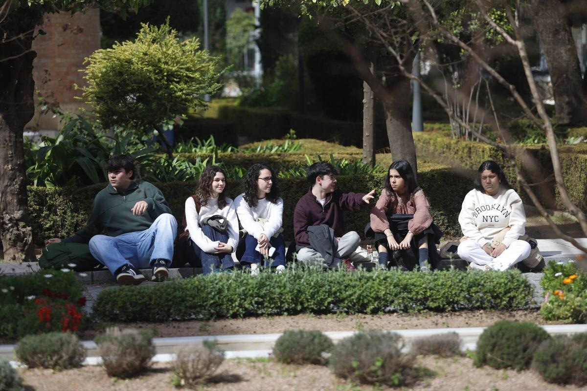 Estudiantes en el Rectorado de la Universidad de Córdoba.