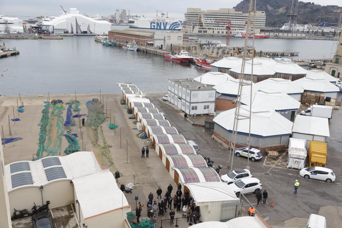 Barcelona inaugura las placas fotovoltaicas de las casetas del muelle de Pescadors