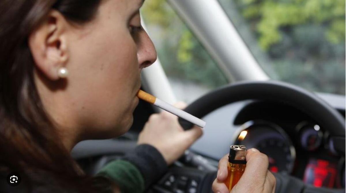 Encender un cigarro mientras conduces también puede ser motivo de sanción.