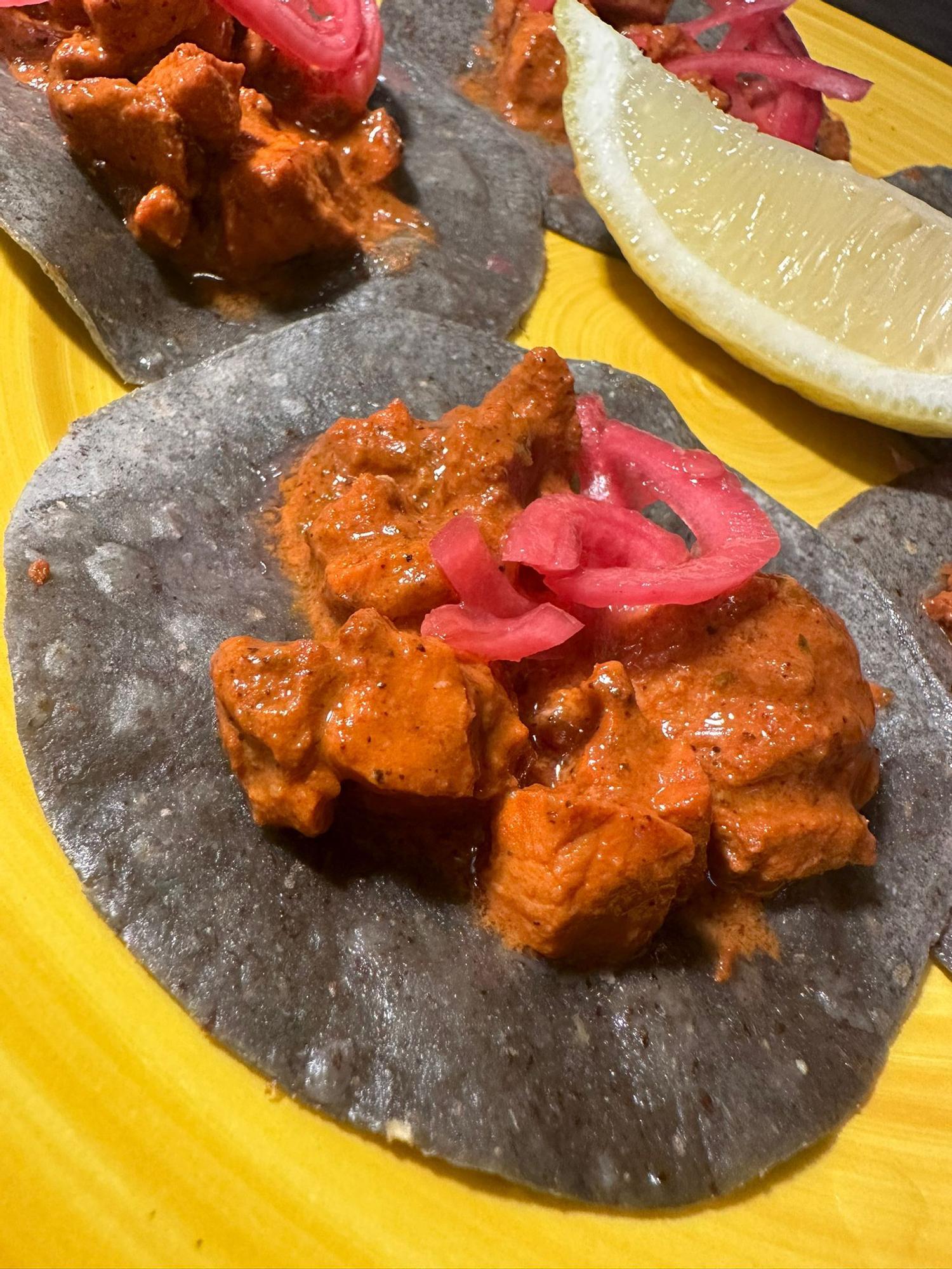 Cochinita en tortilla de maíz azul, uno de los platos estrella de Cielito Lindo Café.