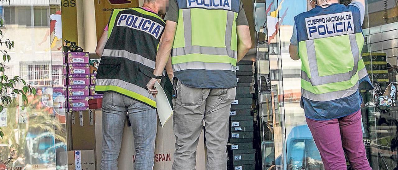 La Policía Judicial devuelve 400 pares de zapatos a una empresa que fue acusada de copiar