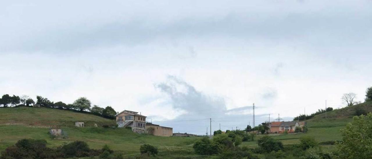 Un tren, circulando por las inmediaciones del túnel ubicado entre Lugo de Llanera y Villabona.