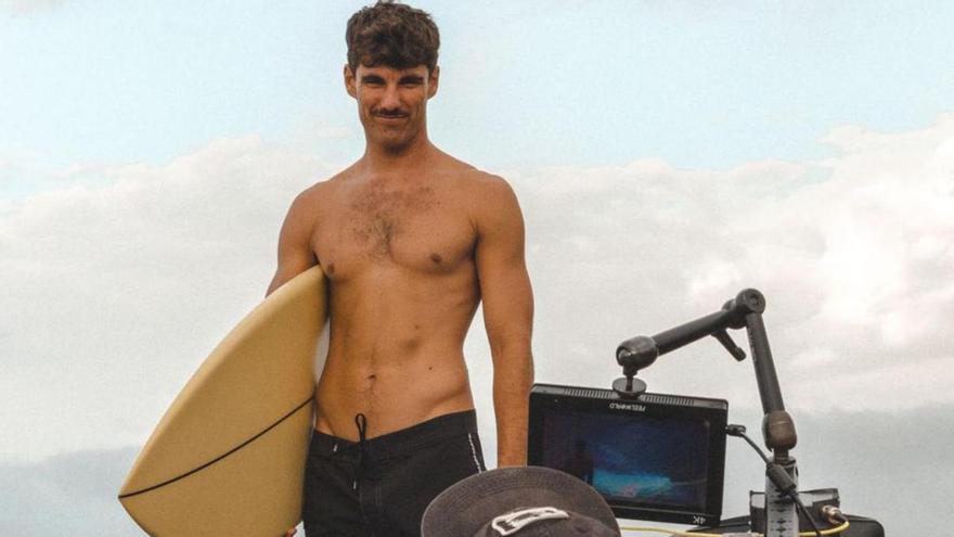 The surfer Nacho Sebastiá sells the benefits of the coast in a documentary