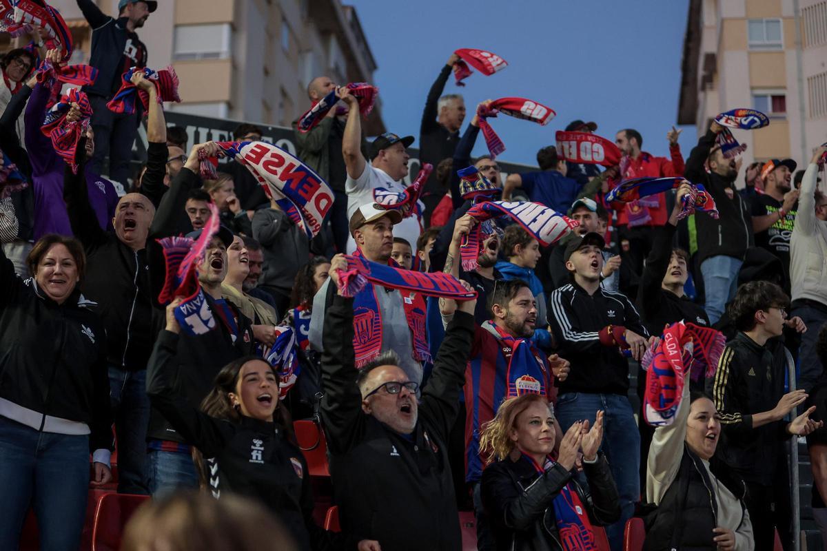 La afición del CD Eldense anima a su equipo desde la grada.