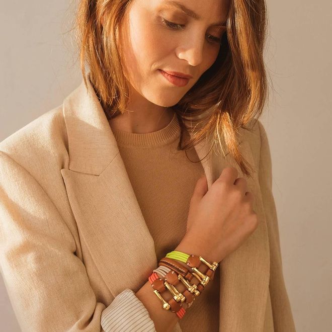 Pulsera con cordones flúor, cuero y cierre bañado en oro de CXC