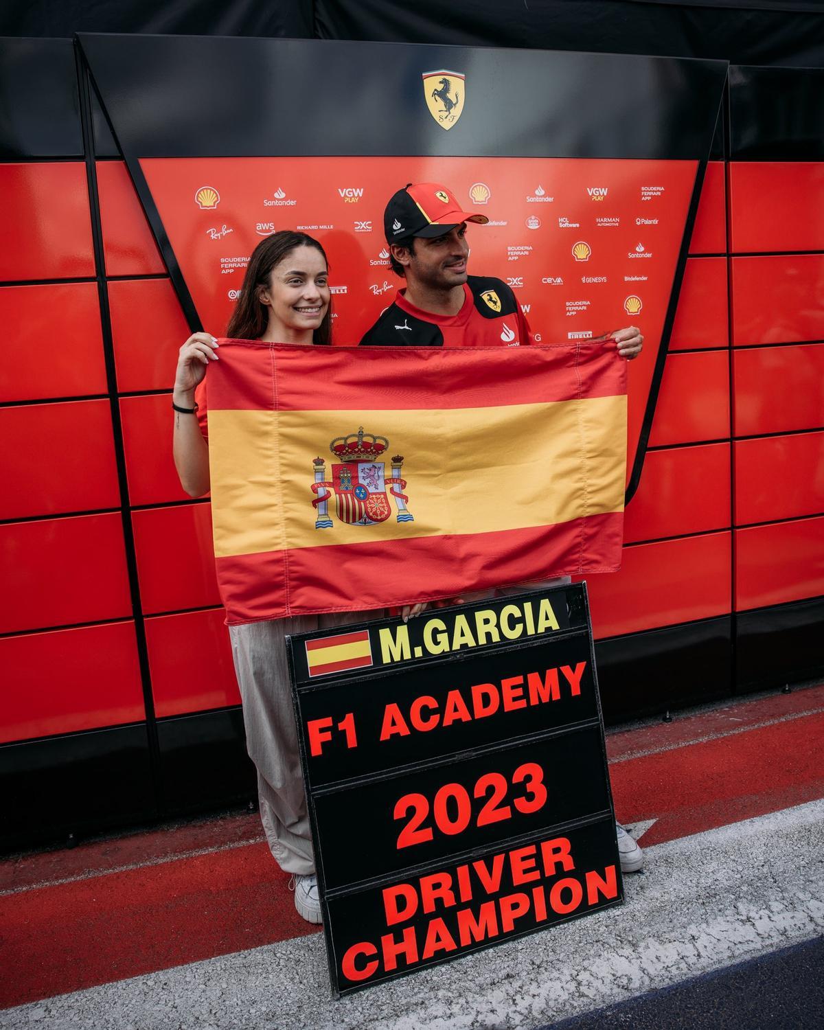 Marta García, felicitada por Carlos Sainz tras lograr el título de F1 Academy