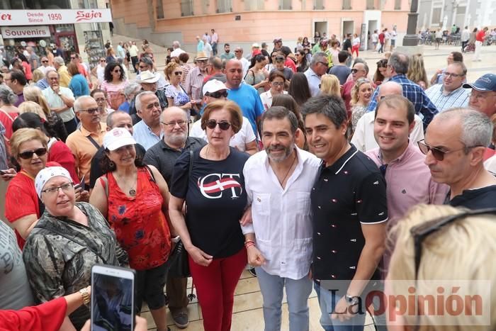 Cientos de personas protestan frente al Ayuntamiento de Cartagena por el pacto entre PP, PSOE y Cs