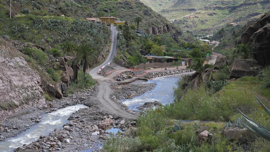 Mogán aborda con Red Eléctrica el arreglo de la carretera del barranco de Arguineguín tras la riada de Therese