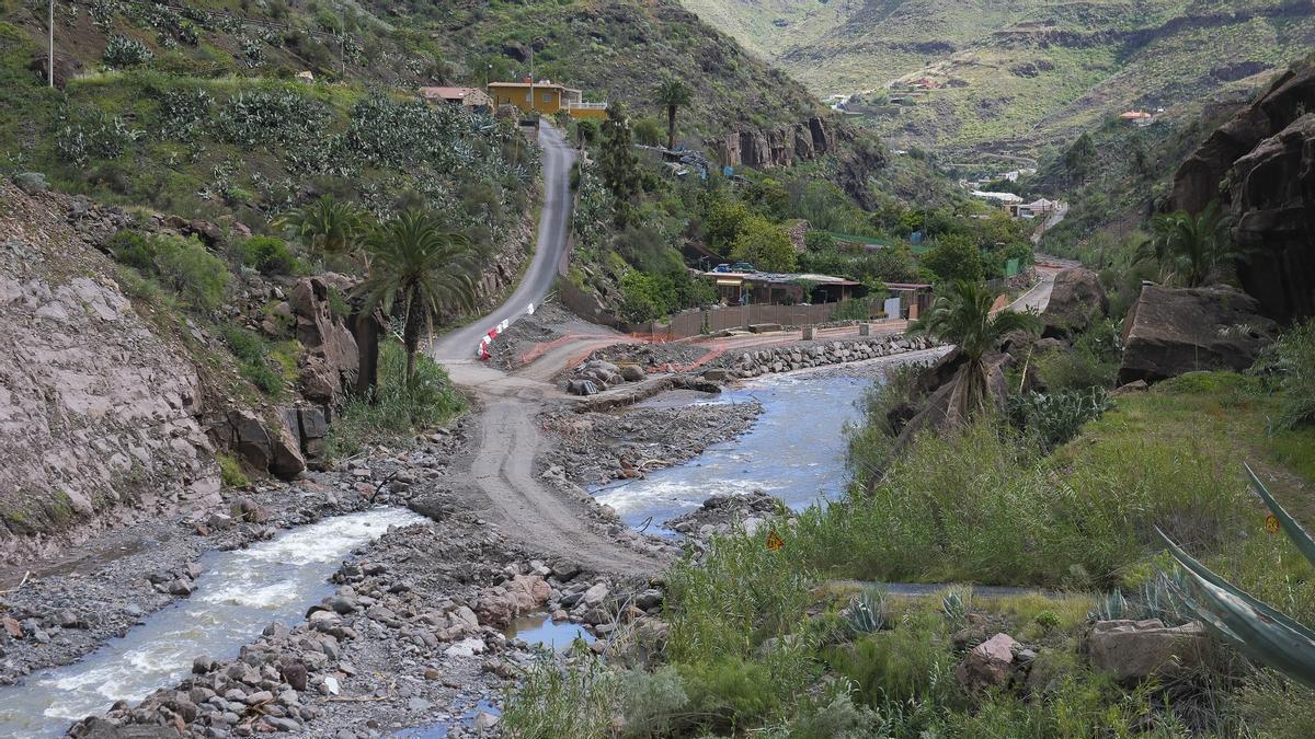 Acceso al barrio de Caideros, tras las lluvias.