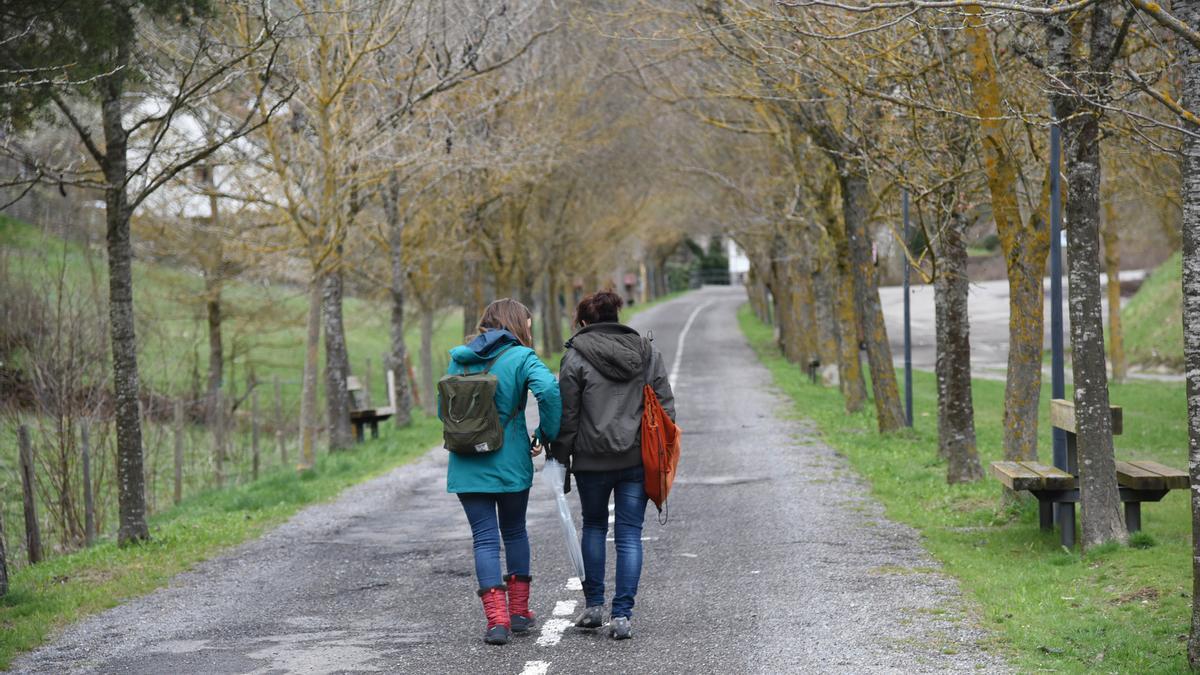Dos estudiantes caminan por  una calle de Ansó, en la comarca de Jaca.
