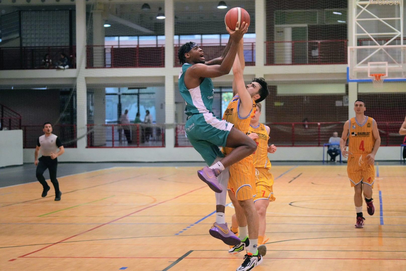 UCB Córdoba-Gymnástica Portuense: el partido de la Liga EBA en imágenes