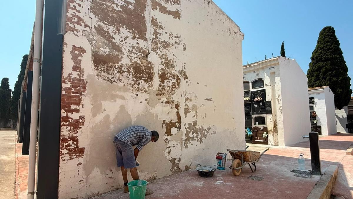 Los operarios realizan trabajos de saneamiento, impermeabilización y pintura en el cementerio municipal, entre otros espacios.