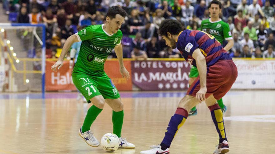 El local Óscar, ante el blaugrana Marc Toldrá.