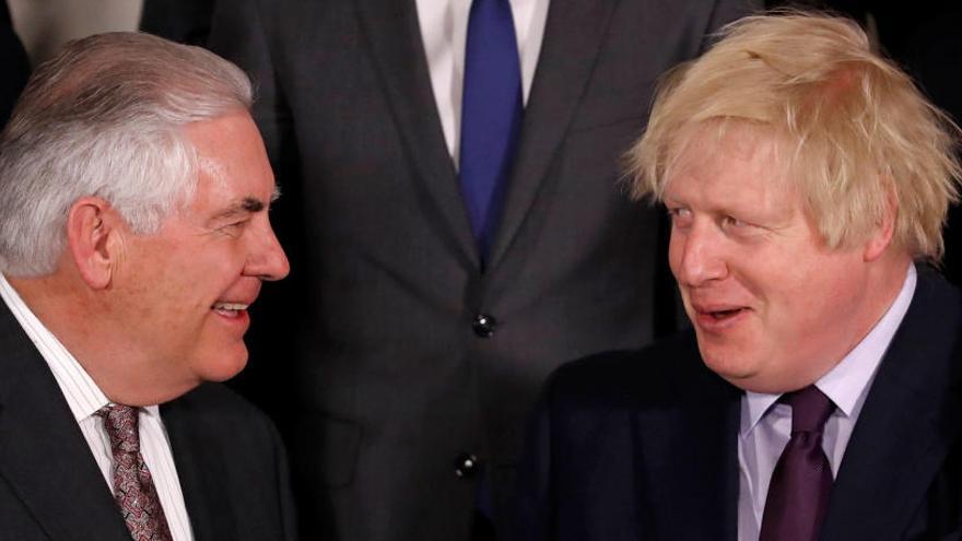 Rex Tillerson y Boris Johnson, en la reunión ministerial de la OTAN.