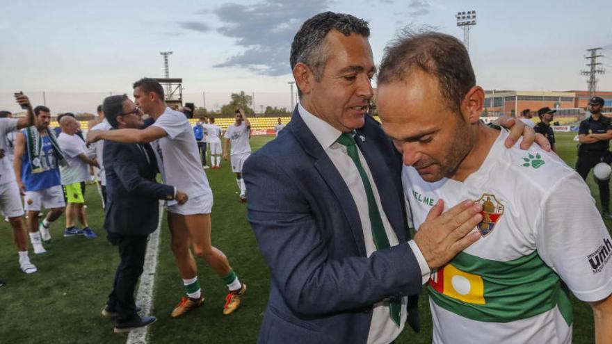 Diego García saluda a Nino tras consumarse en Villarreal el ascenso a Segunda División