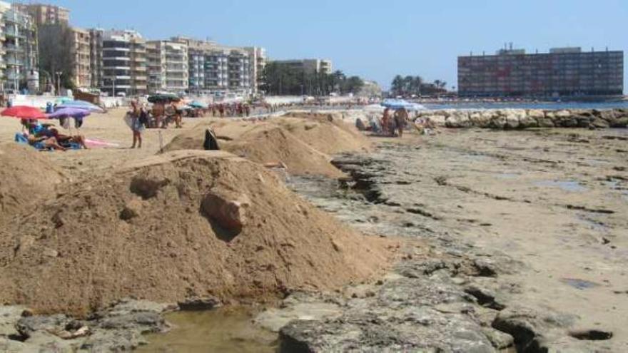Imagen de la arena amontonada al sur de la playa de Los Locos ayer.