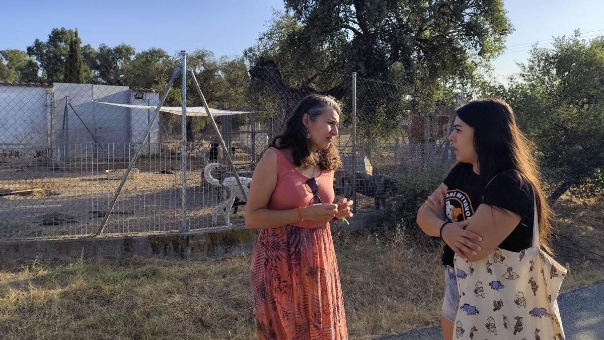 Irene de Miguel, ante el Centro de Protección Animal de Badajoz.