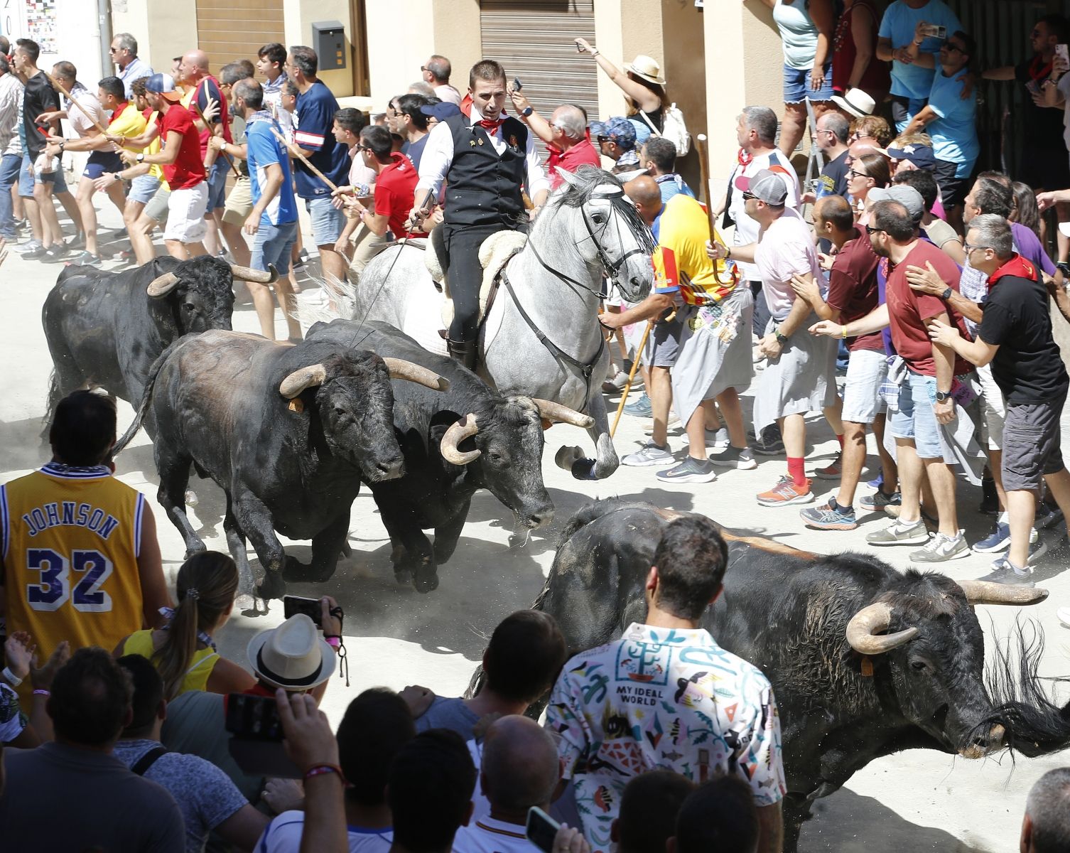 Fotos de ambiente y de la segunda Entrada de Toros y Caballos de Segorbe