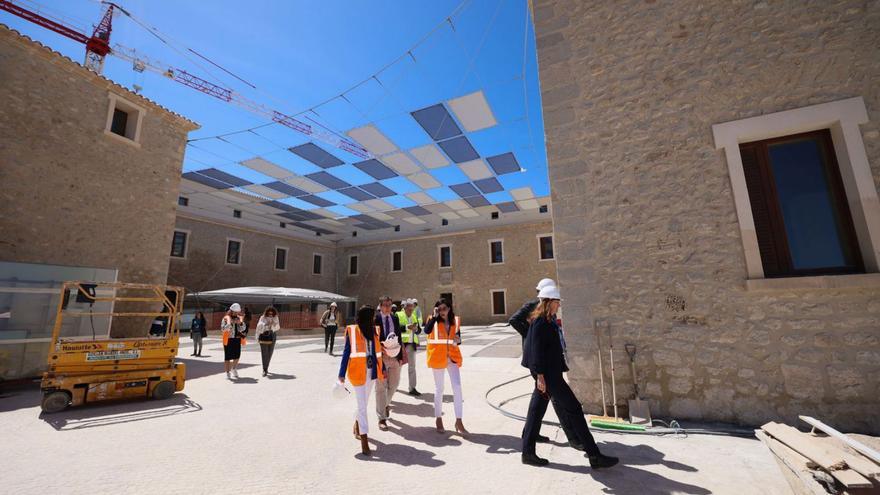 Imagen de archivo de una visita institucional y de los arquitectos a las obras, en abril de 2024. | MARCELO SASTRE
