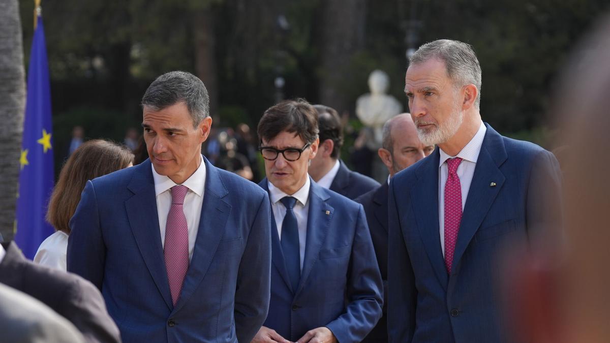 (I-D) El presidente del Gobierno, Pedro Sánchez; el presidente de la Generalitat de Cataluña, Salvador Illa y el Rey Felipe VI, a su llegada a la XXVIII Conferencia de Presidentes, en Palau de Pedralbes de Barcelona, a 6 de junio de 2025, en Barcelona, Catalunya (España). Durante la conferencia se abordarán los 16 puntos de la agenda, ampliada tras la inclusión de las demandas de las Comunidades Autónomas, que contemplan entre otros asuntos la reforma de la financiación autonómica, el control de fronteras, la política migratoria, el acceso a la vivienda, la situación energética y la reforma del Poder Judicial. Por primera vez, los presidentes autonómicos pueden intervenir en las lenguas cooficiales de sus territorios con traducción simultánea. 06 JUNIO 2025;PRESIDENTES;CONFERENCIA David Zorrakino / Europa Press 06/06/2025. PEDRO SÁNCHEZ PÉREZ-CASTEJÓN;REY FELIPE DE ESPAÑA;SALVADOR ILLA;David Zorrakino