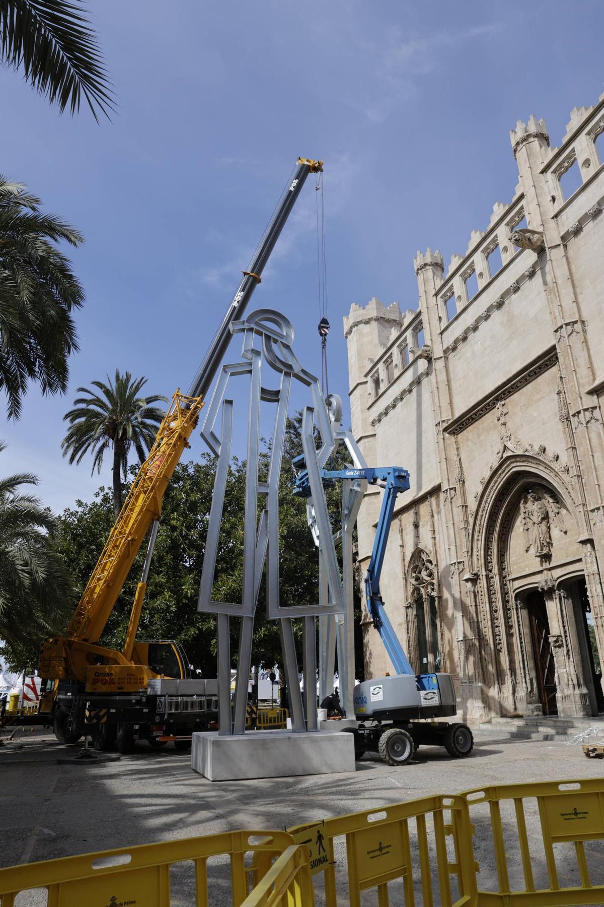 Montaje de la exposición de Julian Opie en la Llotja de Palma