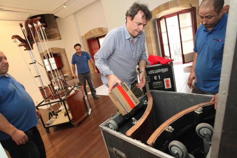 Montaje de la exposición de instrumentos musicales de Les Luthiers