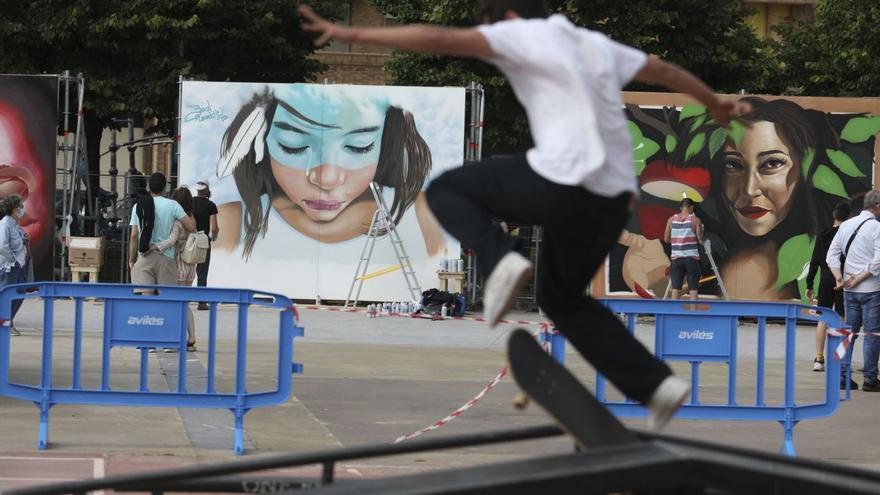 Un skater con los graffiteros elaborando sus creaciones al fondo en la edición de 2022. | Ricardo Solís