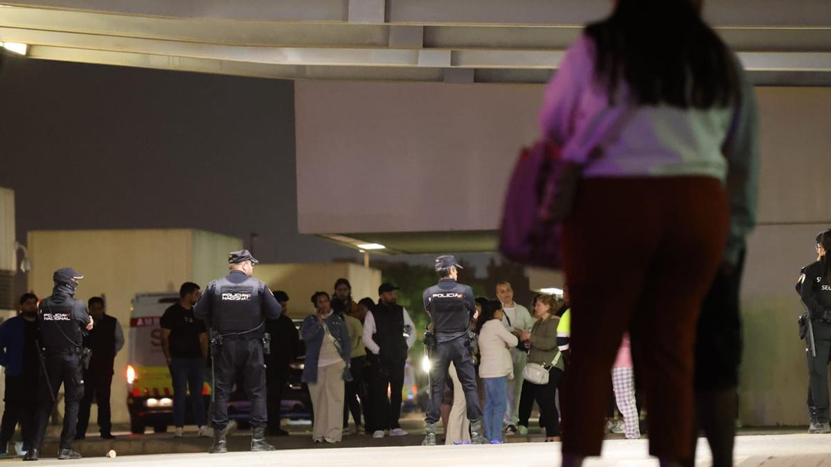 Familiares de Antonio e Israel Flores, a las puertas del Hospital La Fe, tras el acuchillamiento de ambos en Natzaret.