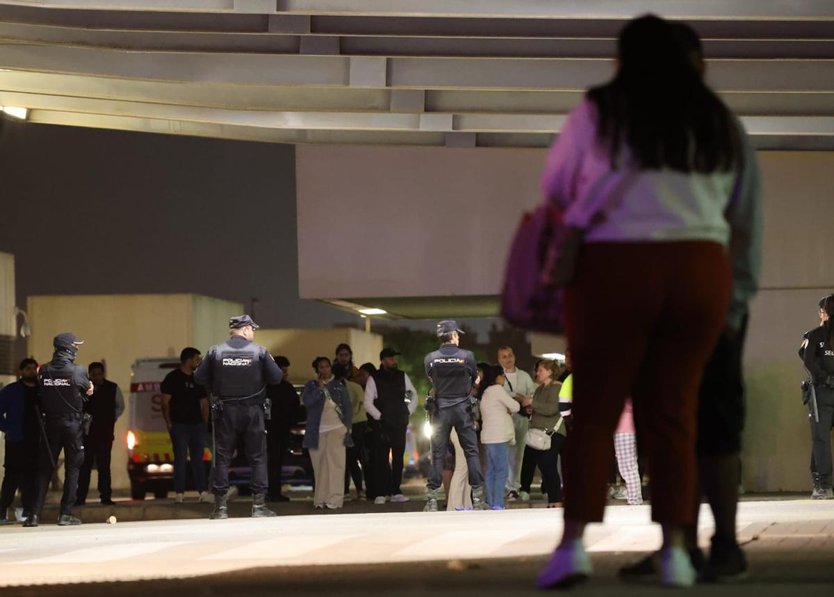 Familiares de Antonio e Israel Flores, a las puertas del Hospital La Fe, tras el acuchillamiento de ambos en Natzaret.