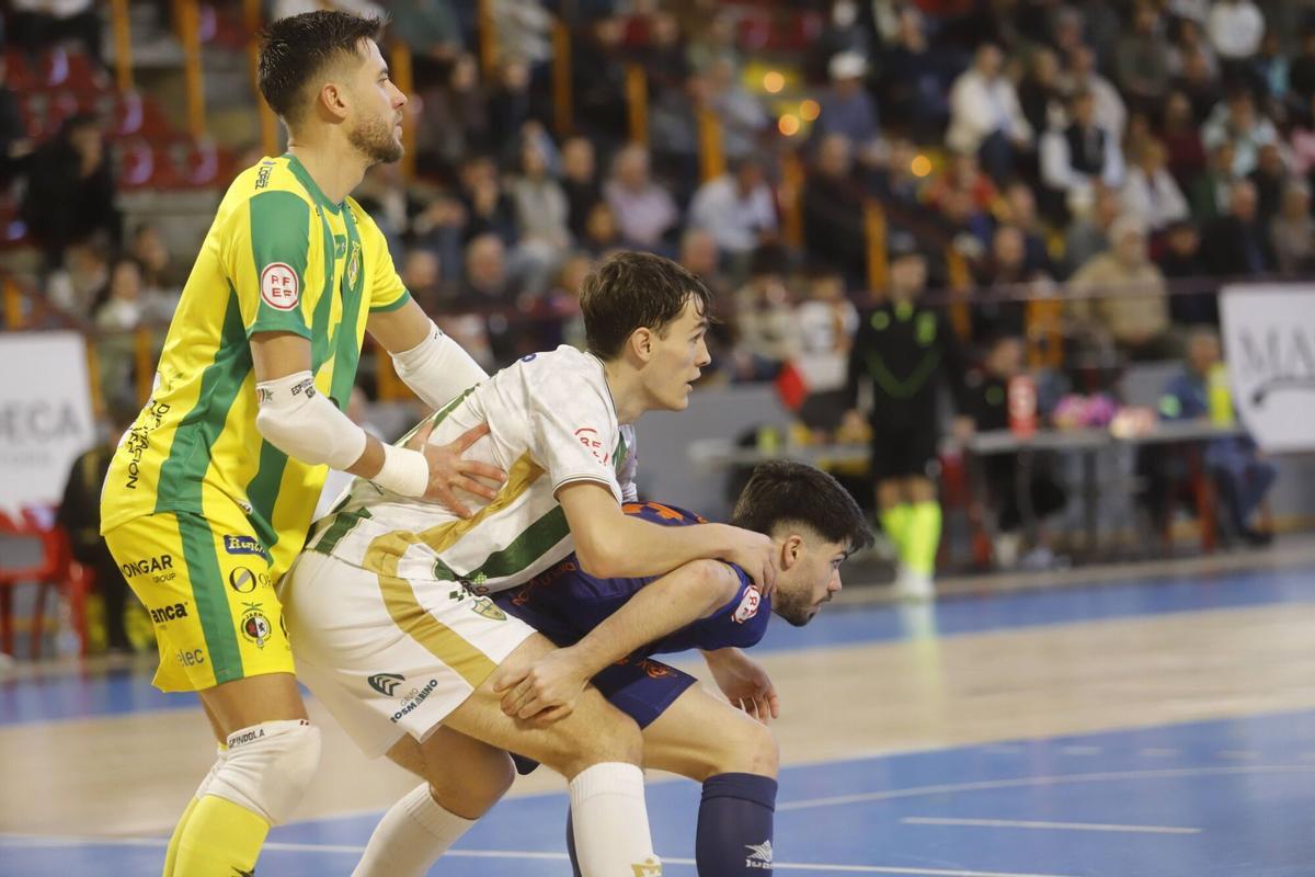 Javi Aranda, en el centro, pugna con la defensa rival.