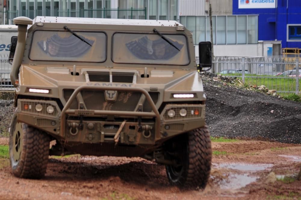 Feijóo visita la fábrica militar de Valga