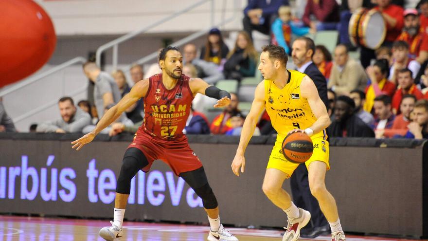 Huertas bota ante la defensa de Rojas en el Murcia-Lenovo de Liga Endesa.