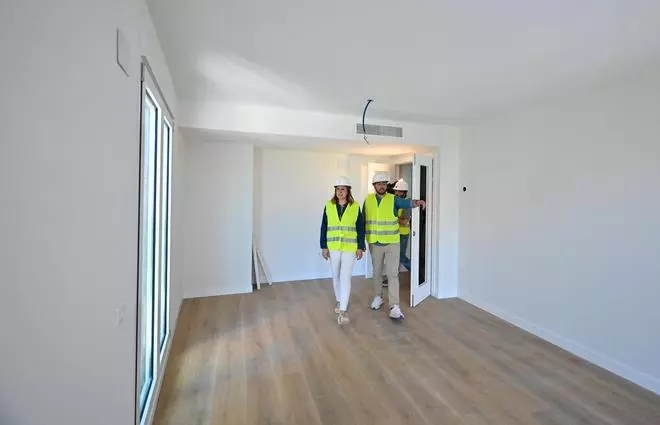 Catalá visita las obras del edificio incendiado en Campanar