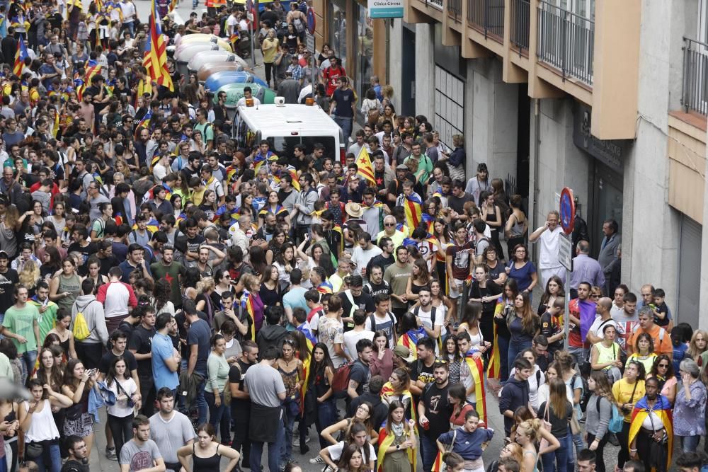Concentració davant el col·legi Verd de Girona
