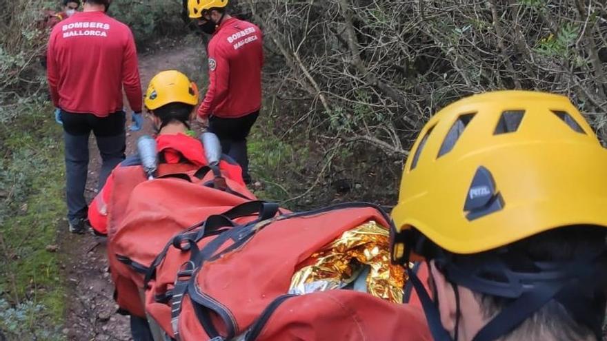 Bombers de Mallorca evacuan en Esporles a la excursionista lesionada