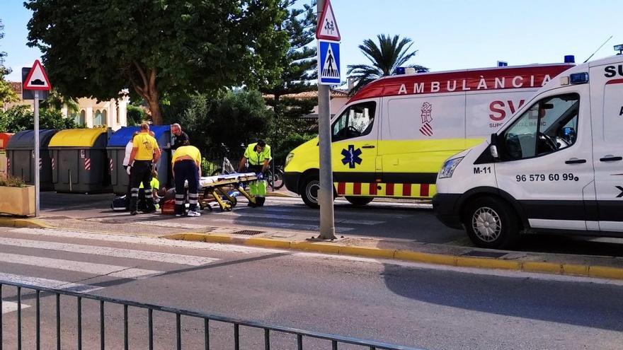 Un ciclista sin casco sufre una fuerte caída en Xàbia