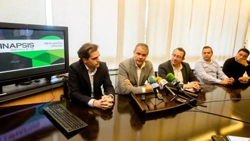 Los representantes de Hidraqua junto al alcalde y los dos concejales, ayer, en Benidorm.