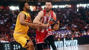 Jabari Parker y Alec Peters se enfrentan en el partido entre Olympiacos y Barça.