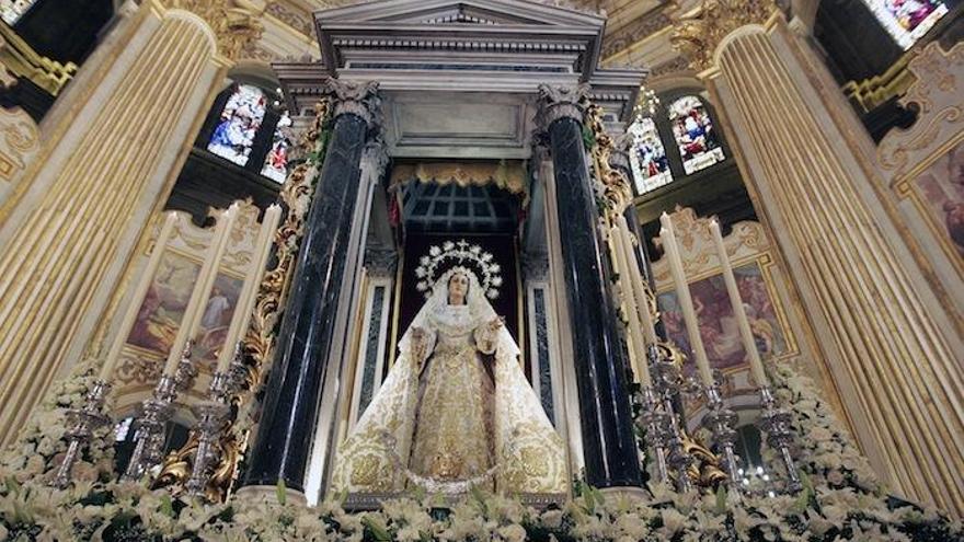 La Virgen del Rocío tras su coronación canónica en la Catedral.