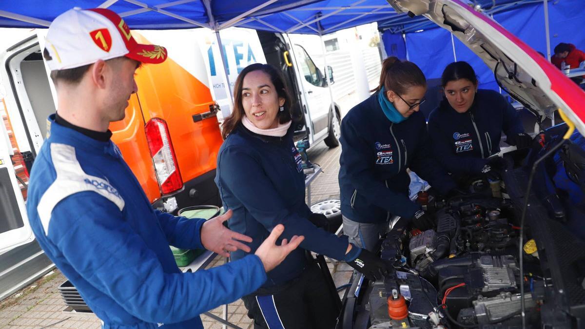 Las chicas mecánicas dialogan con el piloto al que estaban asistiendo en la Subida a Trassierra.