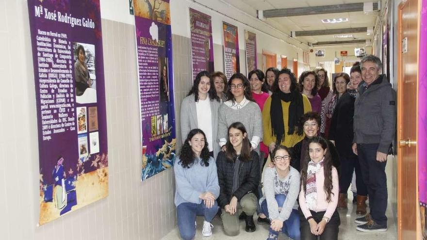 Alumnas posan ante la exposición con responsables del centro y del Concello. // S.A.