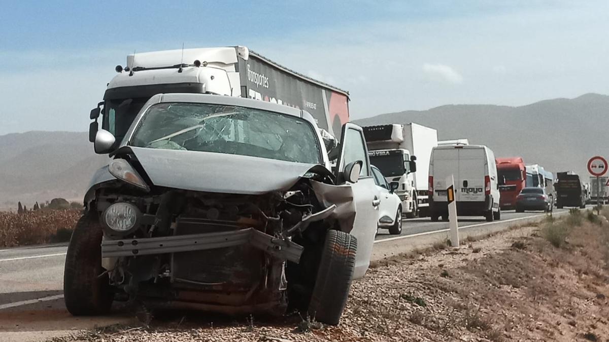 Uno de los coches implicados en el accidente de tráfico que causó el viento en Yecla.