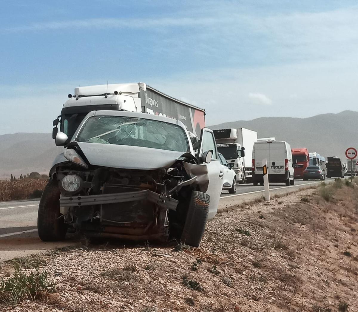 Uno de los coches implicados en el accidente de tráfico que causó el viento en Yecla.