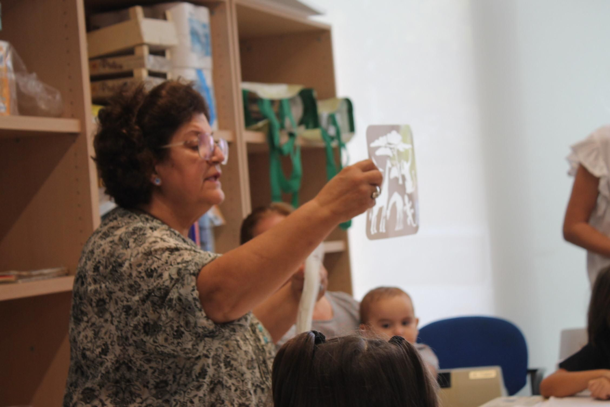 Galería de imágenes: Nietos y abuelos pintan camisetas en el taller de las fiestas de Cala de Bou