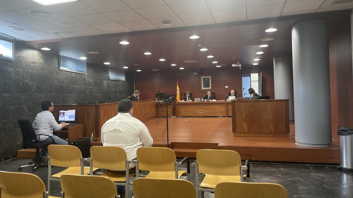 El acusado de la agresión al alcalde del Casar de Cáceres, este jueves, en la Audiencia Provincial.