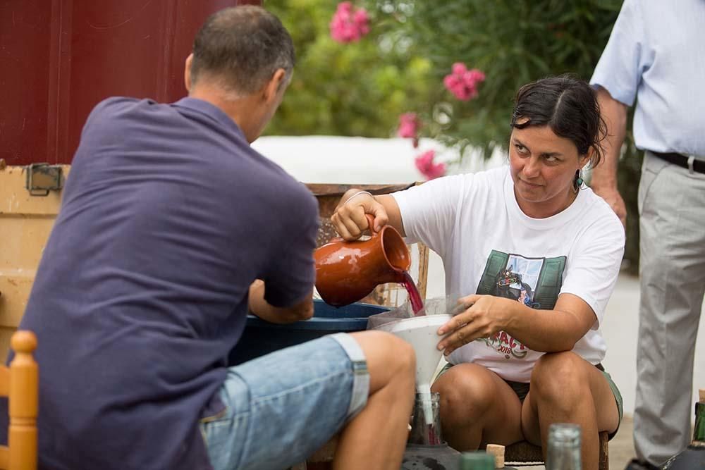 Trasiego de vino en las fiestas de Jesús