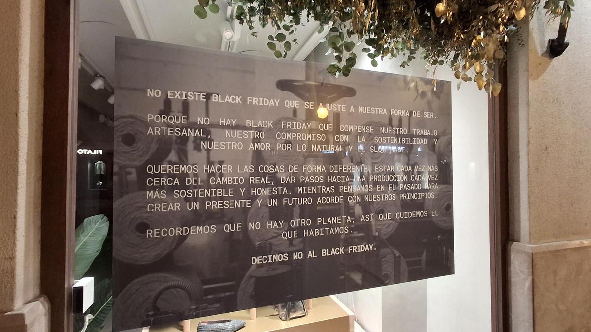 Protest im Schaufenster: Ein Schuhgeschäft im Carrer Unió erklärt die Anti-Black-Friday-Haltung.