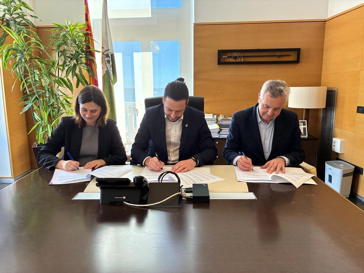 D’esquerra a dreta, Lara Torres (Sumem Lloret), l' alcalde de Lloret, Adrià Lamelas (PSC) i Frederic Guich (Lloret en Comú Podem), durant la signatura de l’acord pressupostari.